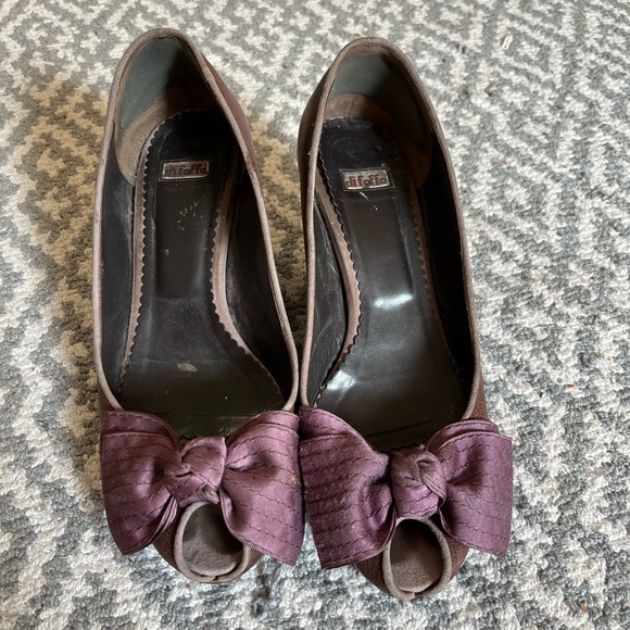 Beautiful unique kitten heels with peep toe and bow - Picture 1 of 5